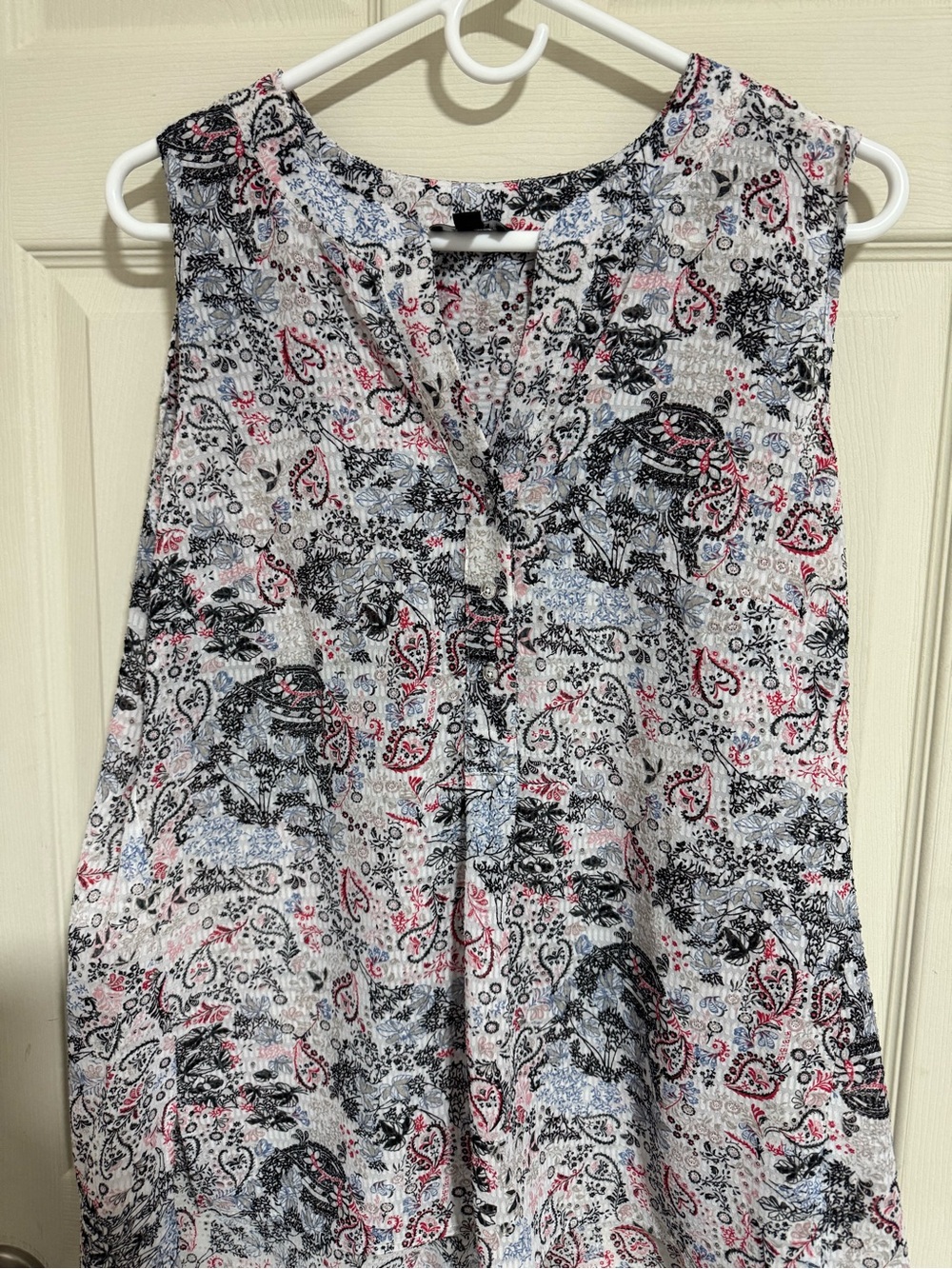 Jones New York Sleeveless Paisley Tank — White, Black & Pink
